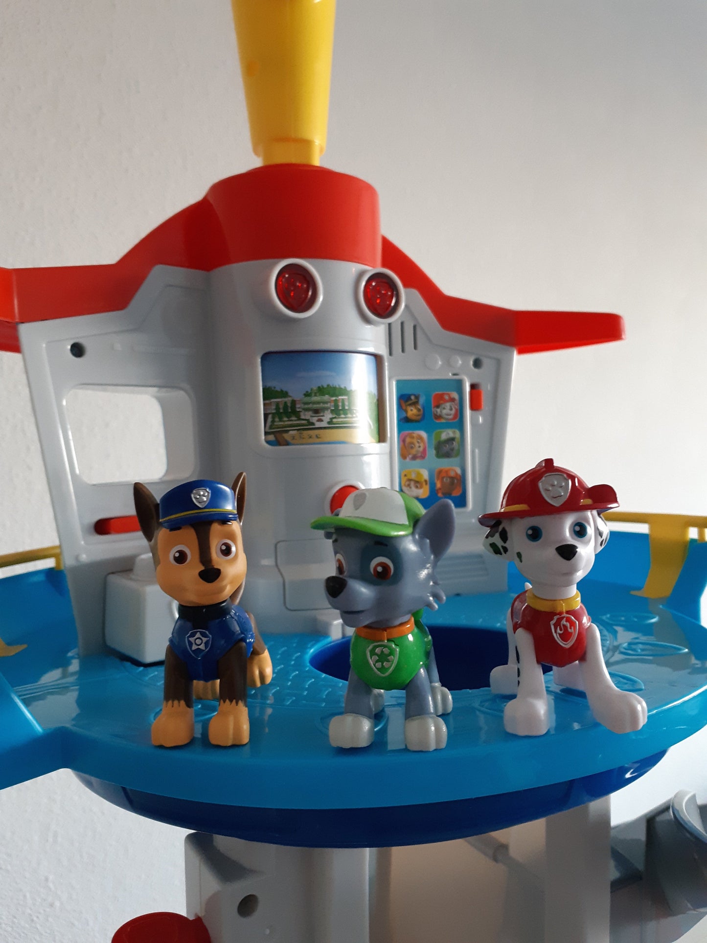 Juego infantil con coches y pista de tobogán