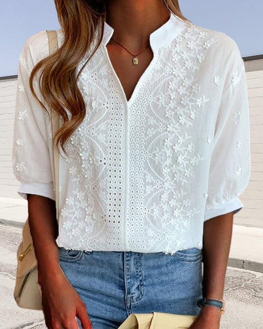 Blusa con escote en V y mangas abullonadas con borde de encaje