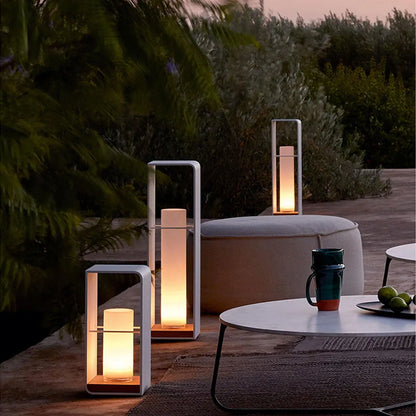 Lámpara de suelo exterior de metal con luz LED solar