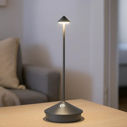 Lámpara de mesa LED con diseño de aluminio regulable