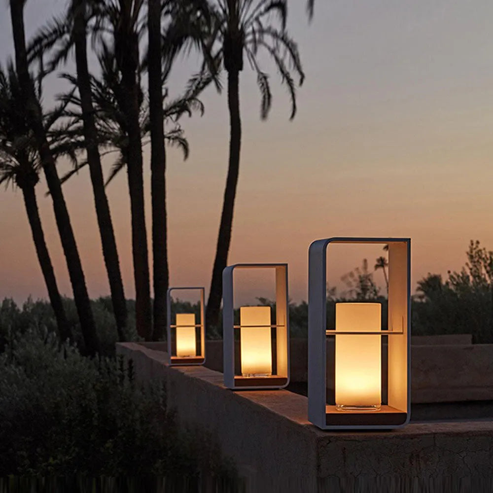 Lámpara de suelo exterior de metal con luz LED solar