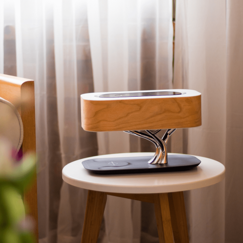 Lámpara de mesa moderna de madera con carga inalámbrica