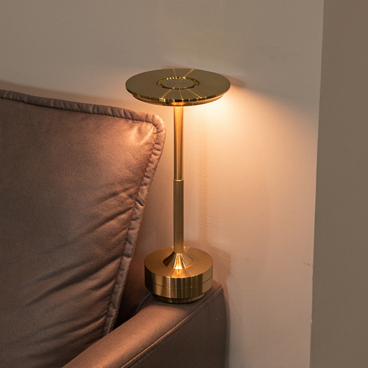Lámpara de mesa dorada inalámbrica LED para uso en interiores