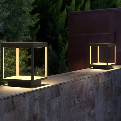 Luz solar de poste para exteriores con marco negro moderno