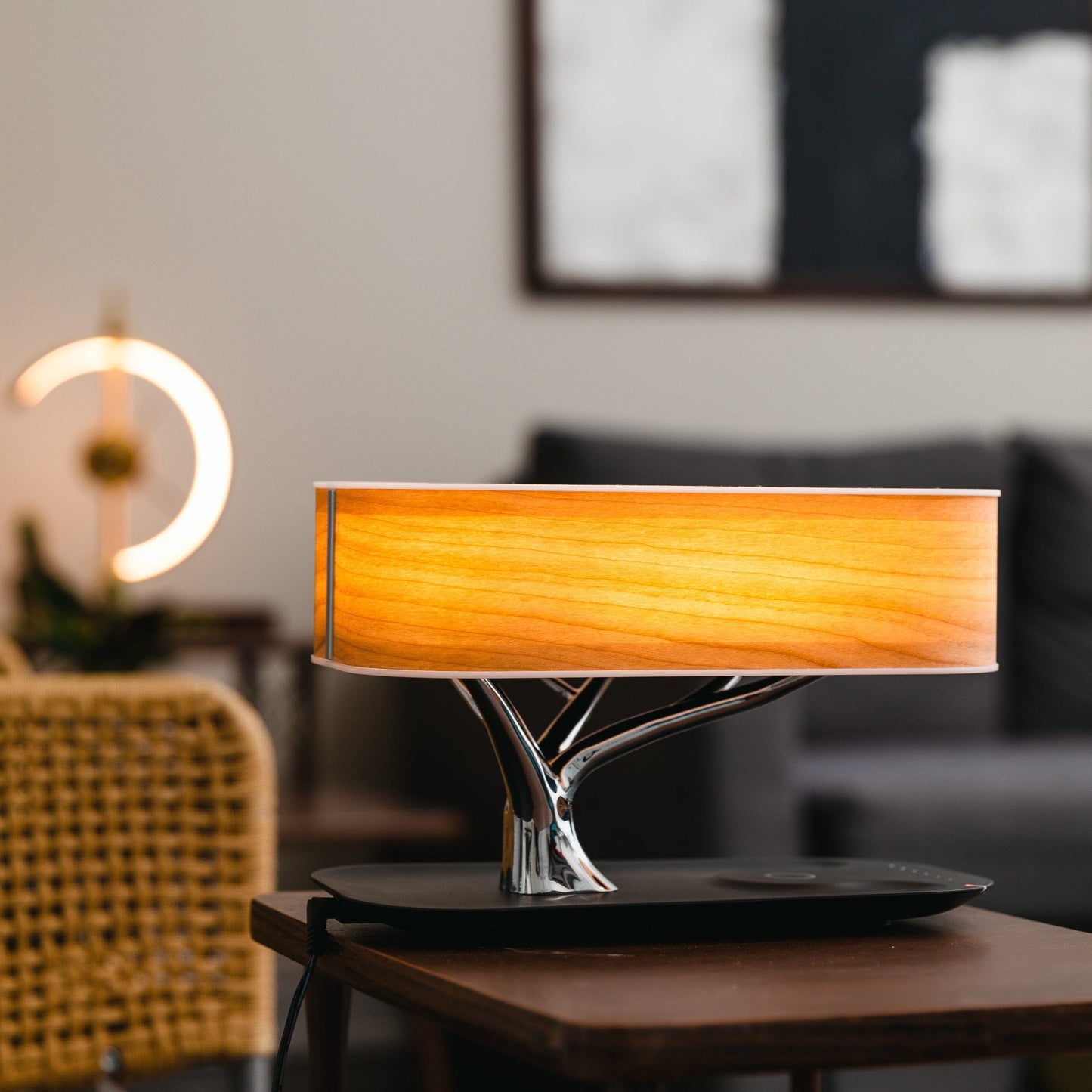 Lámpara de mesa moderna de madera con carga inalámbrica