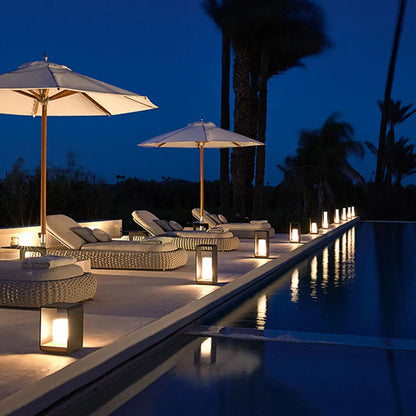 Lámpara de suelo exterior de metal con luz LED solar