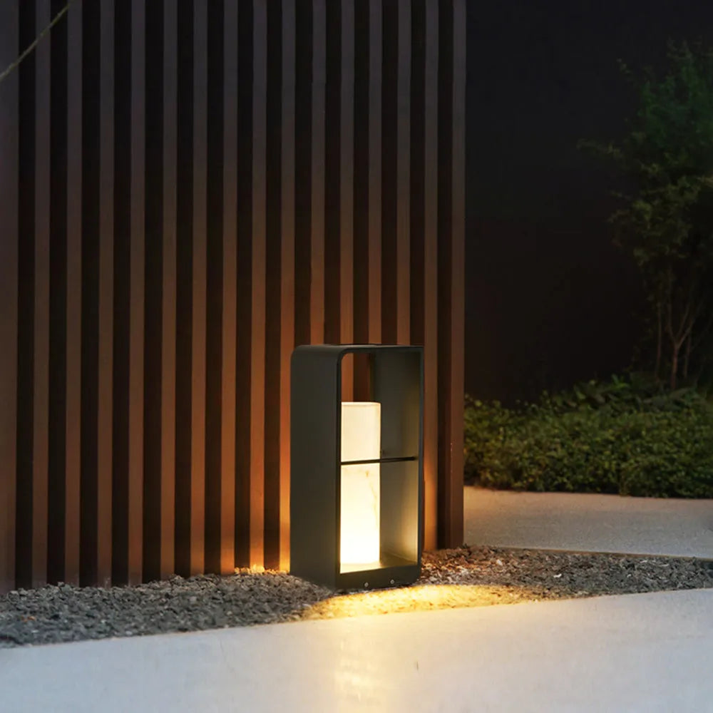 Lámpara de suelo exterior de metal con luz LED solar