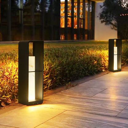 Lámpara de suelo exterior de metal con luz LED solar
