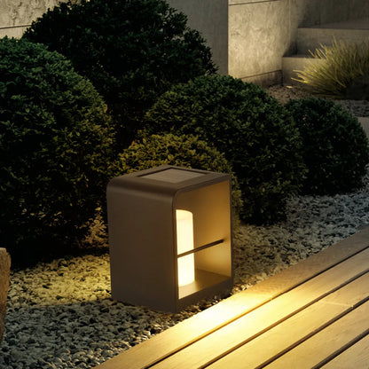 Lámpara de suelo exterior de metal con luz LED solar