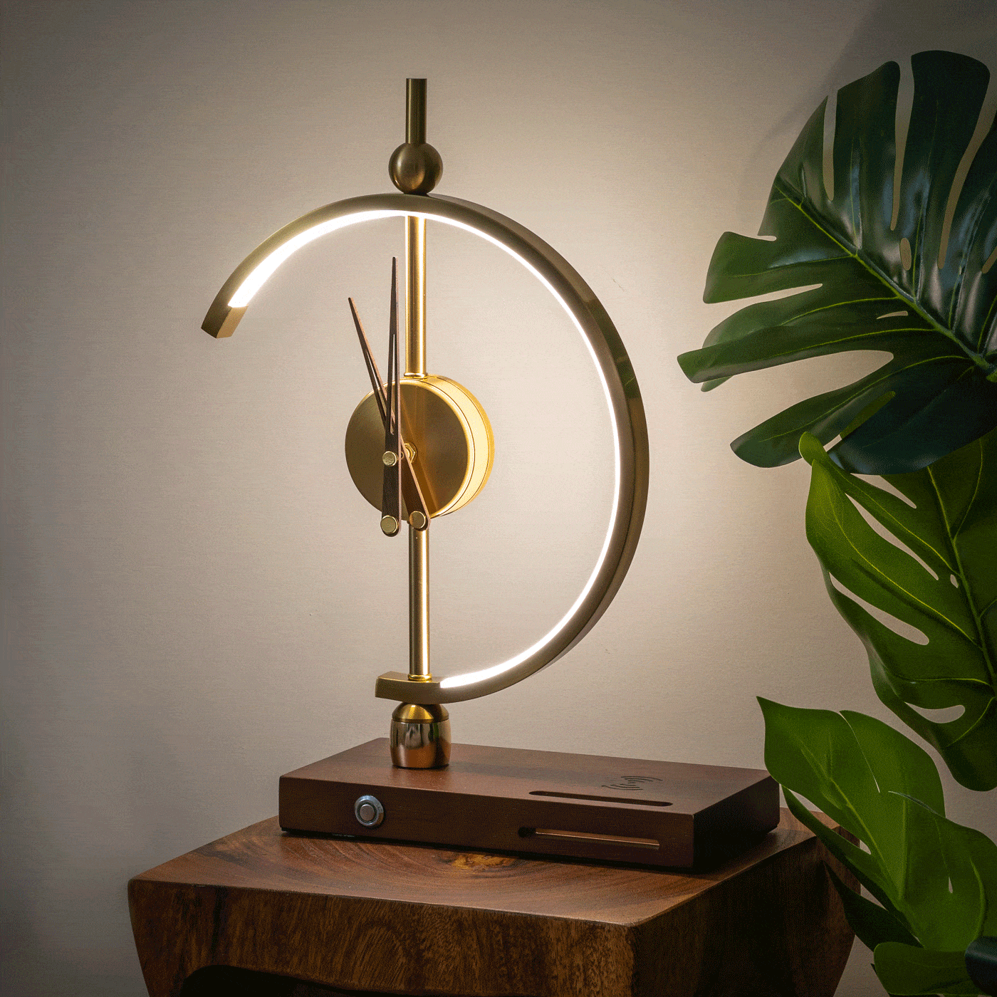 Lámpara de escritorio LED moderna con cargador inalámbrico