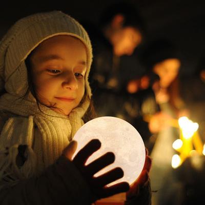 Lámpara de luna con base de madera luz de mesa 3D