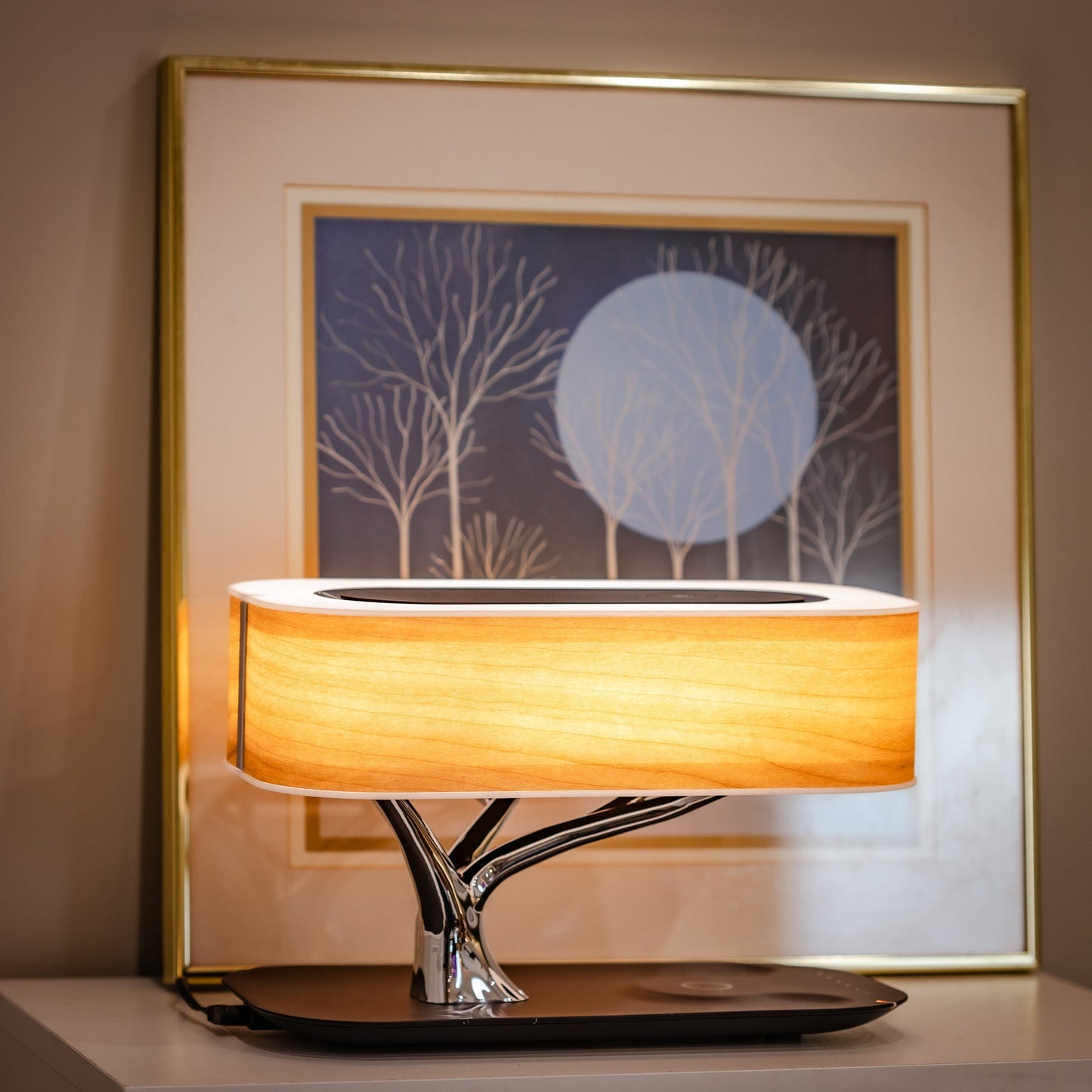 Lámpara de mesa moderna de madera con carga inalámbrica