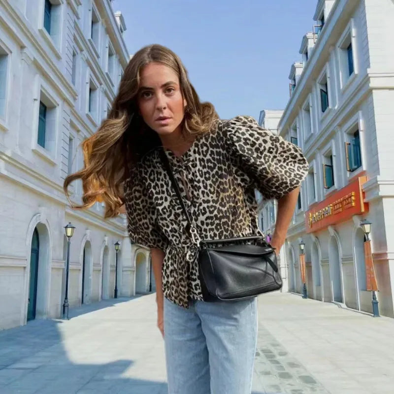 Blusa de moda con estampado de leopardo y mangas abullonadas