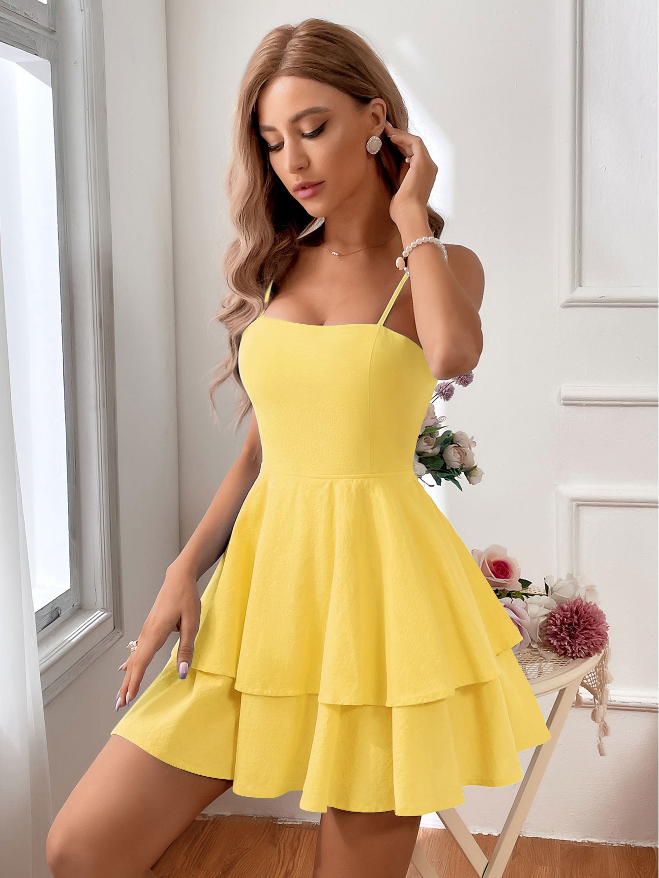 Vestido mini sin mangas con falda acampanada de varios niveles