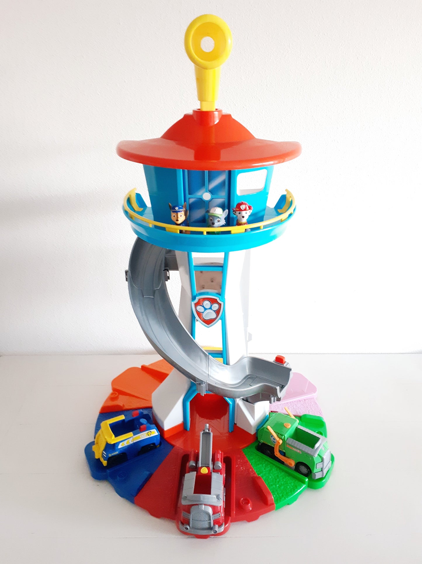 Juego infantil con coches y pista de tobogán