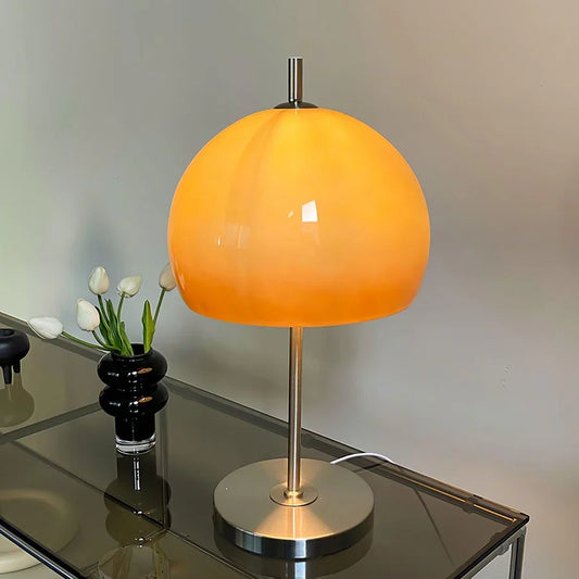 Lámpara de mesa con pantalla de cúpula de vidrio ámbar
