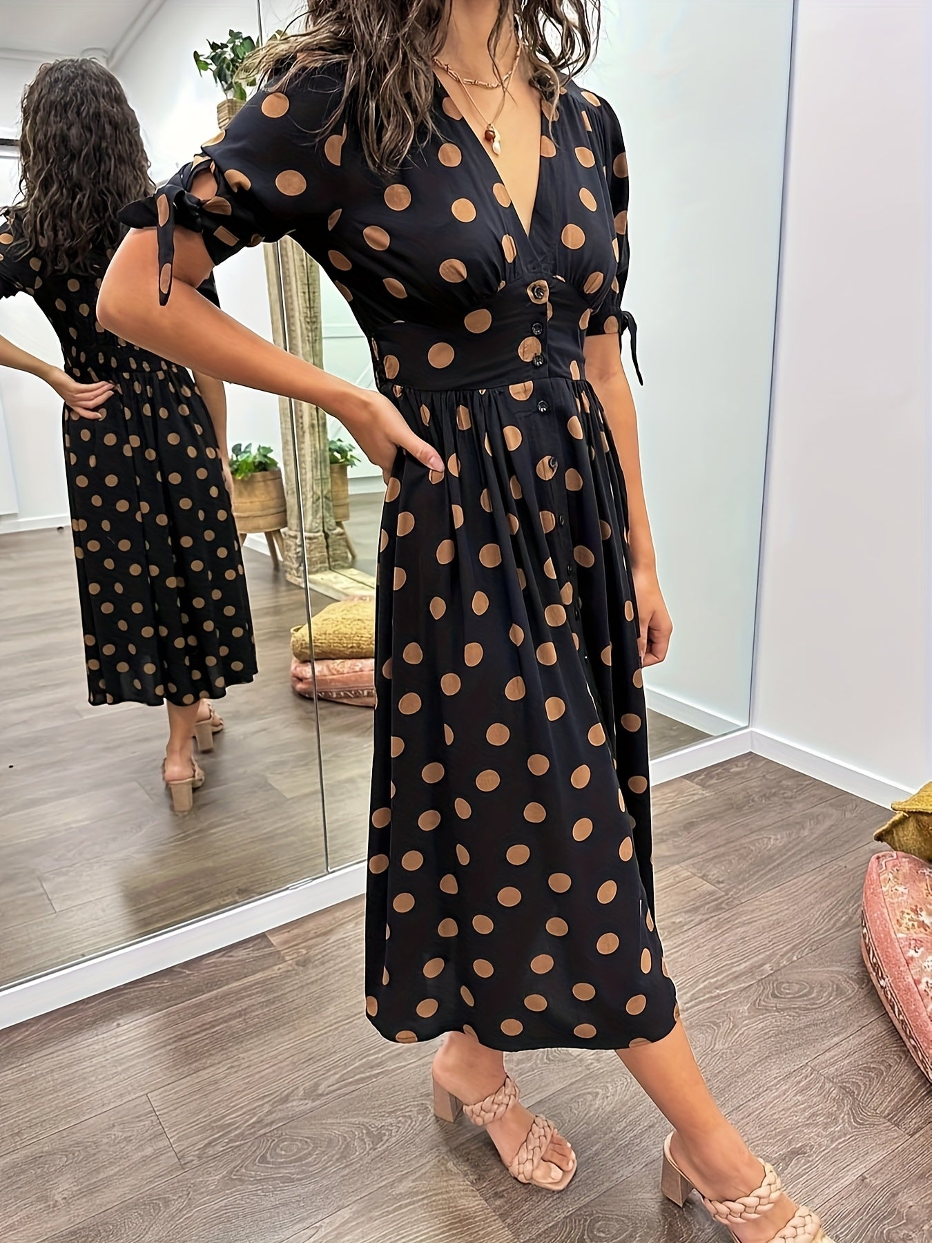 Gesselle | Vestido de escote en V con lunares