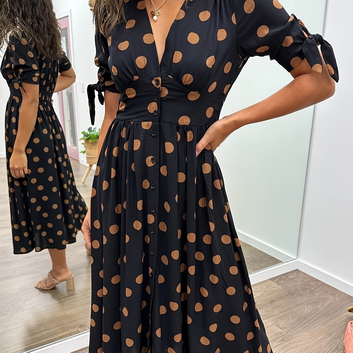 Gesselle | Vestido de escote en V con lunares