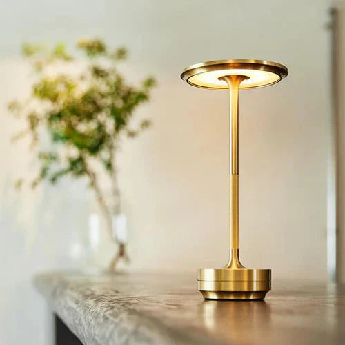 Lámpara de mesa dorada inalámbrica LED para uso en interiores