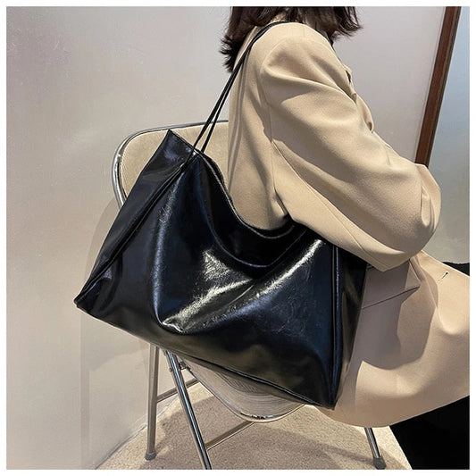 Clara Handbag in Retro Style