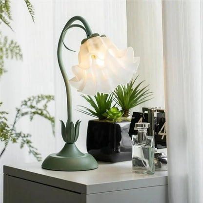 Table Lamp with Vintage Flower Design Base