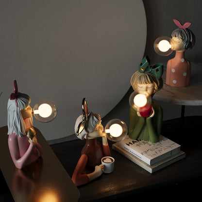 Lámpara de mesa moderna con diseño de niña en resina