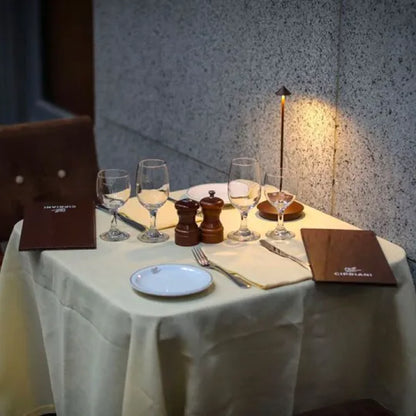 Lámpara de mesa LED con diseño de aluminio regulable