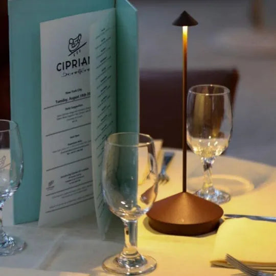 Lámpara de mesa LED con diseño de aluminio regulable