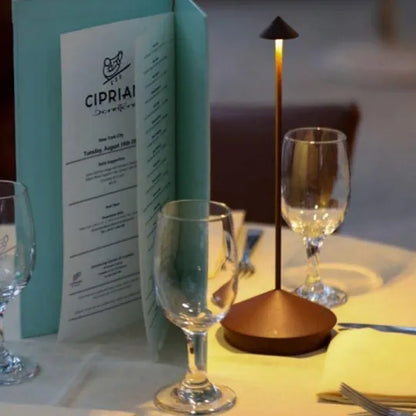 Lámpara de mesa LED con diseño de aluminio regulable