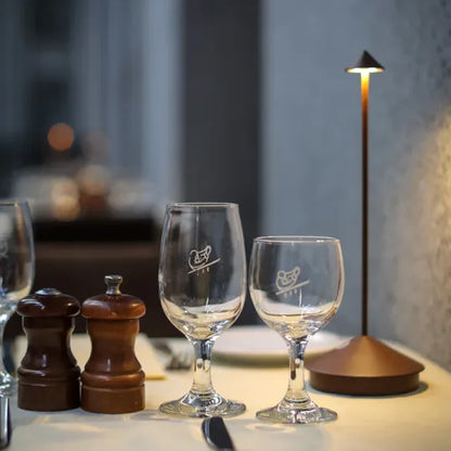 Lámpara de mesa LED con diseño de aluminio regulable