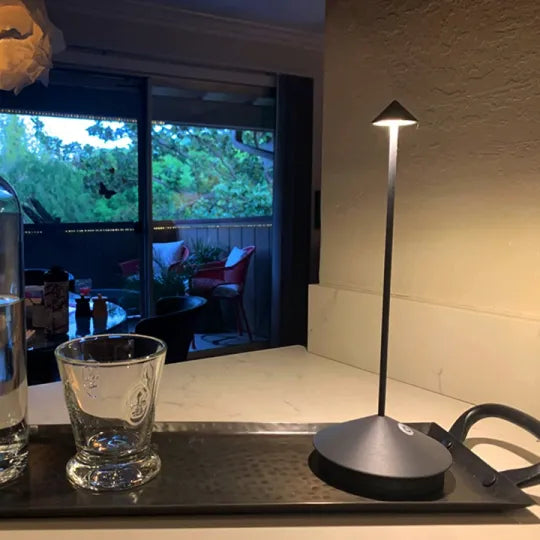 Lámpara de mesa LED con diseño de aluminio regulable