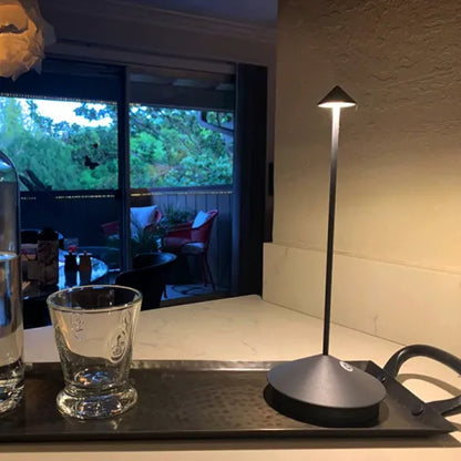 Lámpara de mesa LED con diseño de aluminio regulable