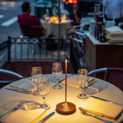 Lámpara de mesa LED con diseño de aluminio regulable