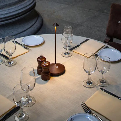 Lámpara de mesa LED con diseño de aluminio regulable