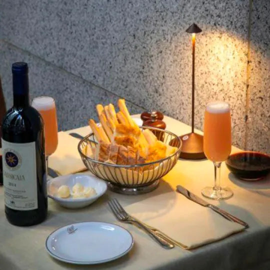 Lámpara de mesa LED con diseño de aluminio regulable