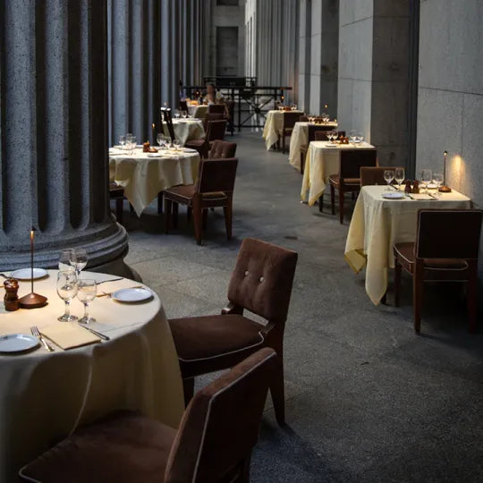 Lámpara de mesa LED con diseño de aluminio regulable