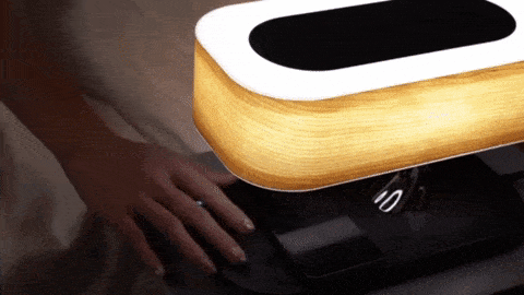 Lámpara de mesa moderna de madera con carga inalámbrica
