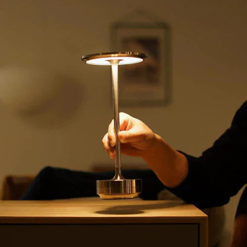 Lámpara de mesa dorada inalámbrica LED para uso en interiores