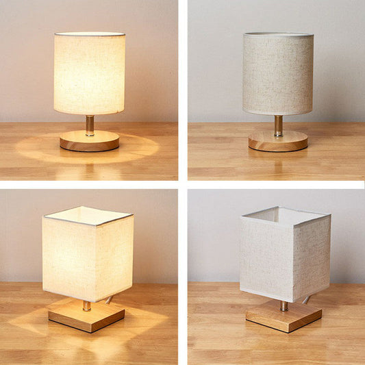 Lámpara de mesa con pantalla de tela y base de madera