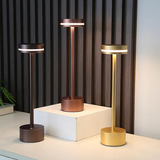 Lámpara de mesa de aluminio dorado con luz LED táctil