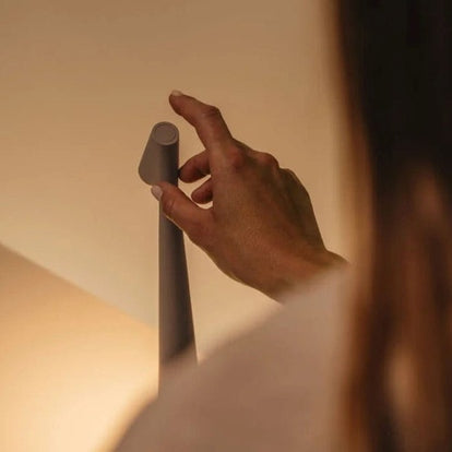Lámpara de mesa moderna LED inalámbrica con control táctil