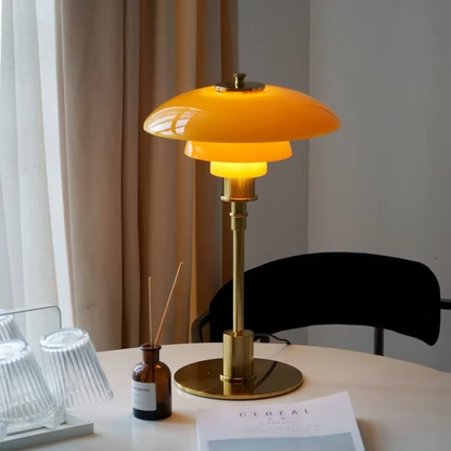 Lámpara de mesa con pantalla de vidrio y base de latón