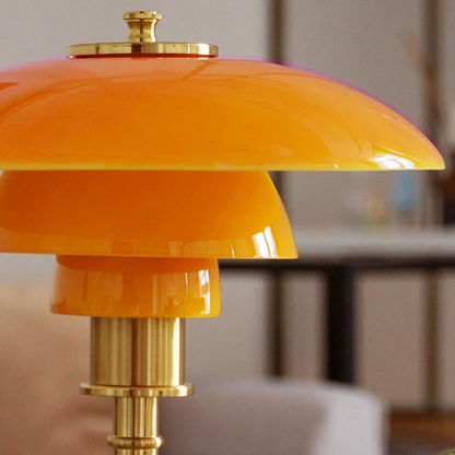 Lámpara de mesa con pantalla de vidrio y base de latón