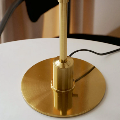 Lámpara de mesa con pantalla de vidrio y base de latón