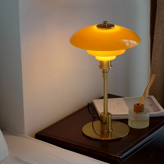 Lámpara de mesa con pantalla de vidrio y base de latón