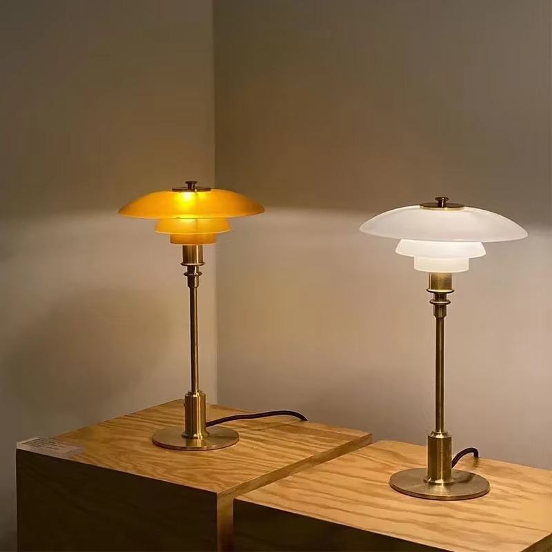 Lámpara de mesa con pantalla de vidrio y base de latón