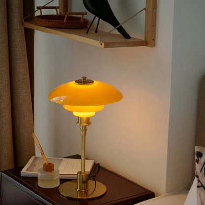 Lámpara de mesa con pantalla de vidrio y base de latón