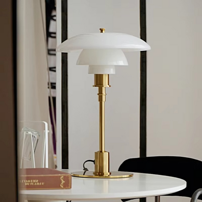 Lámpara de mesa con pantalla de vidrio y base de latón