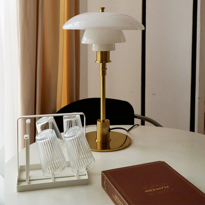 Lámpara de mesa con pantalla de vidrio y base de latón