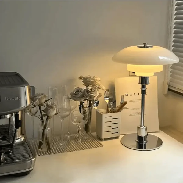 Lámpara de mesa con pantalla de vidrio y base de latón